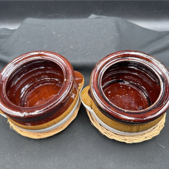 Vtg Brown Onion Soup Crocks Set Of 2 With Lids & Rattan Trivets - Picture 3 of 9